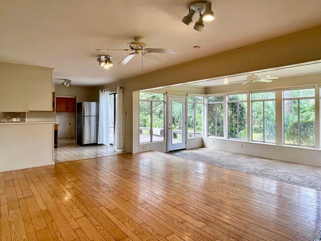 Building Photo - 219 Green Lake Dr