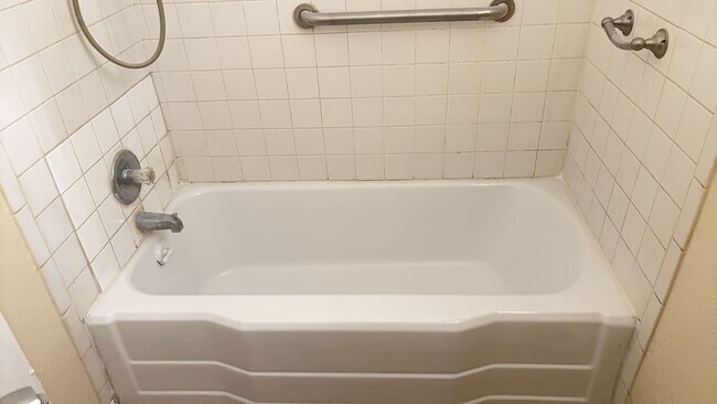 Building Photo - JUST LISTED- 3 BEDROOM 1 BATH HOME LARGE FAMILY ROOM