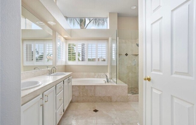 Building Photo - Vibrant 4 Bed/3 Bath Home in Oceanside