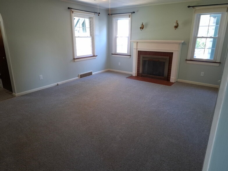 Living room - 442 E Columbia Ave