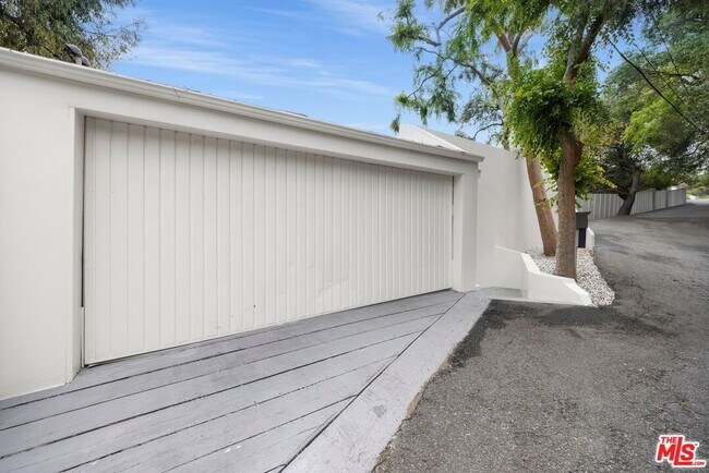 Building Photo - 3210 Coldwater Canyon Ln