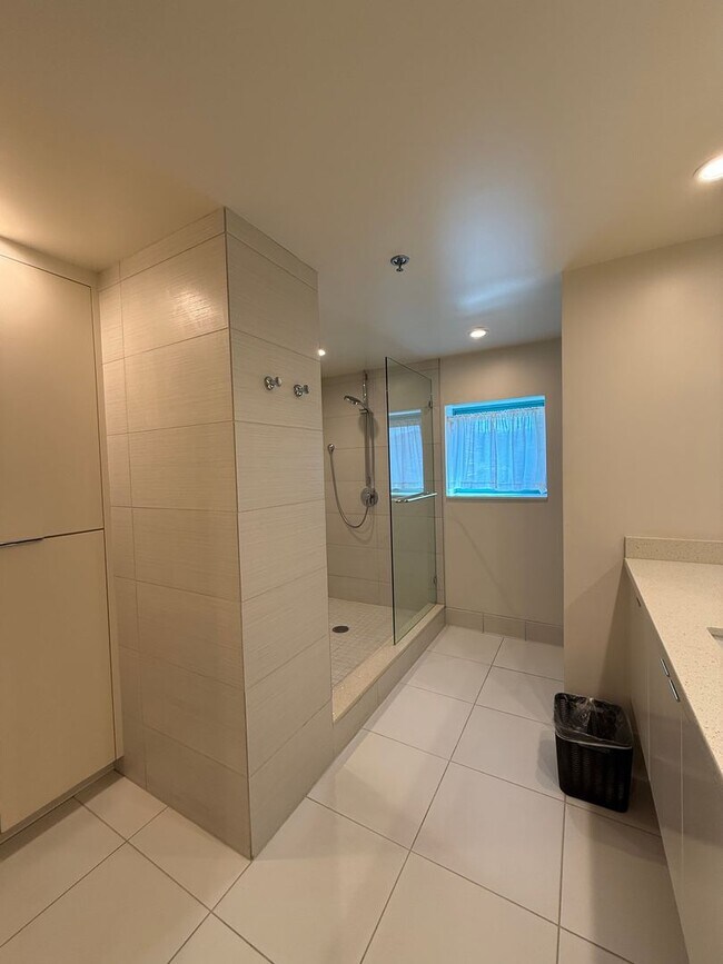Building Photo - Uraku Tower 17 A Luxury Living!