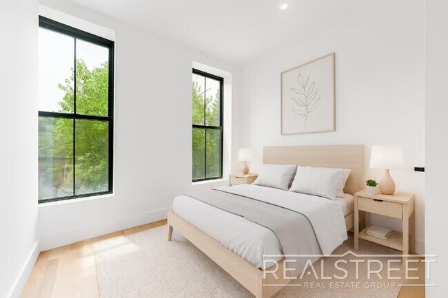 Building Photo - 3 bedroom in BROOKLYN NY 11221