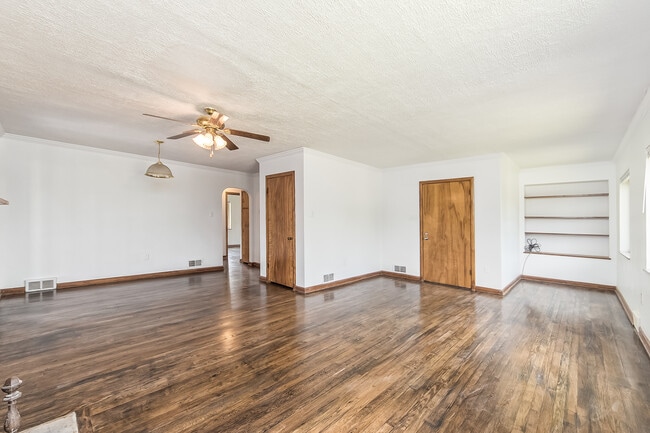 Building Photo - 662 Eastmoor Blvd