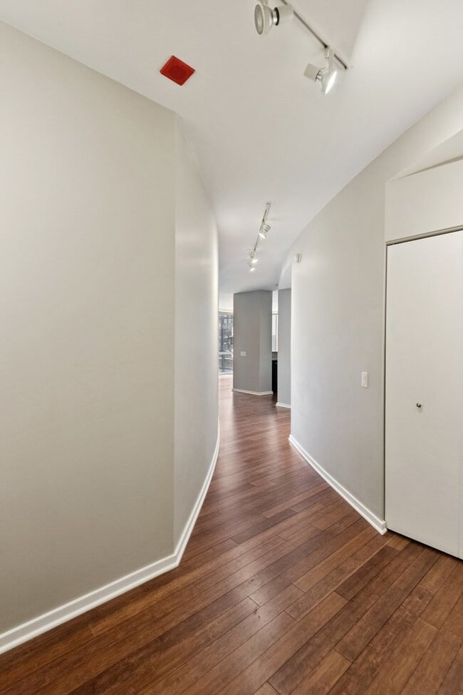 Building Photo - 123 S Green St