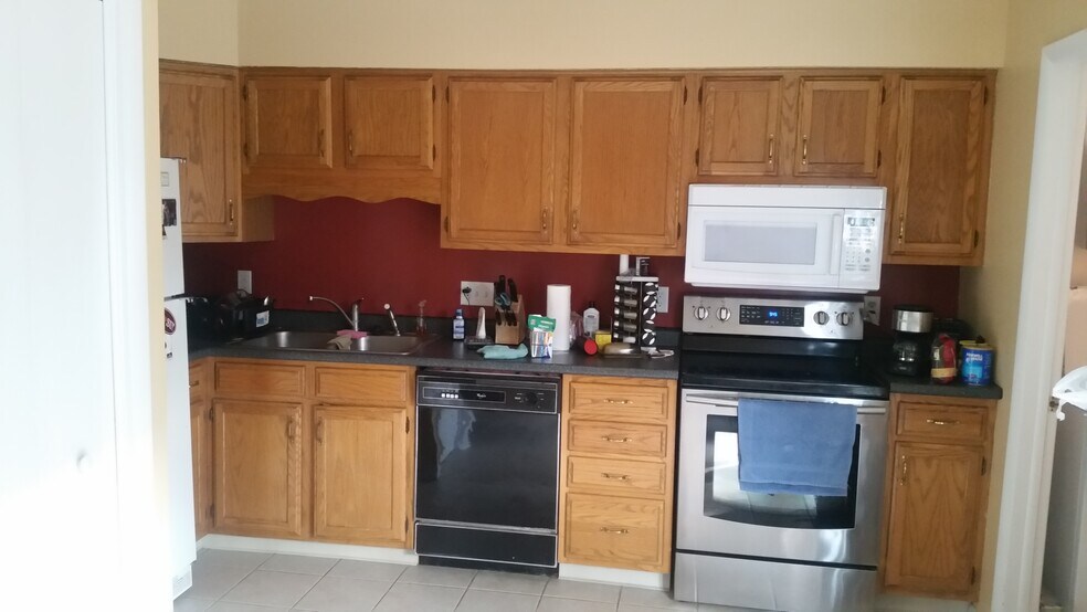 The kitchen. - 935 West Whitehall Road