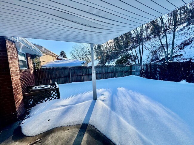 Building Photo - Charming 3 Bed/1.5 Bath Home - Integral Garage, Laundry in Basement - Available NOW in Turtle Creek!