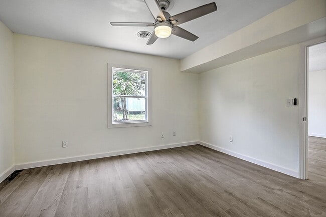 Building Photo - 4 Bedrooms 3 Baths Bristol TN