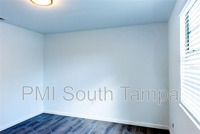 Building Photo - 3402 W Van Buren Dr