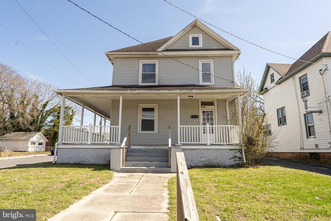 Building Photo - 915 N Division St