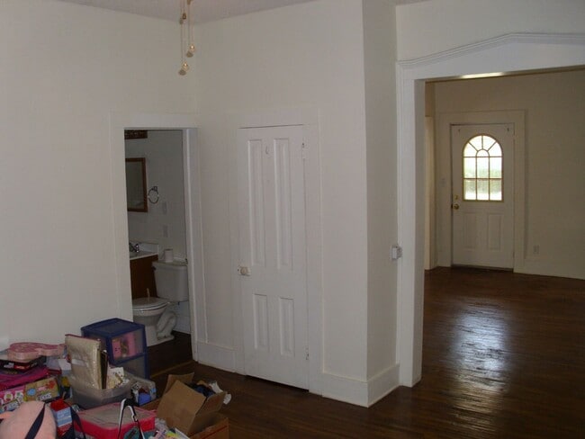Building Photo - 2 bedroom house with garage