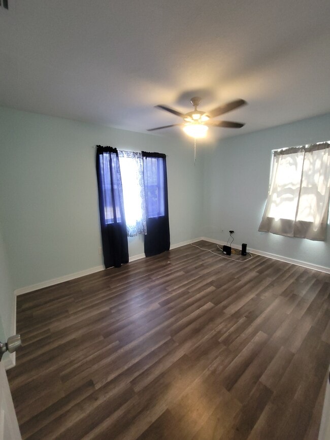 Building Photo - 513 Hollyhock Ln