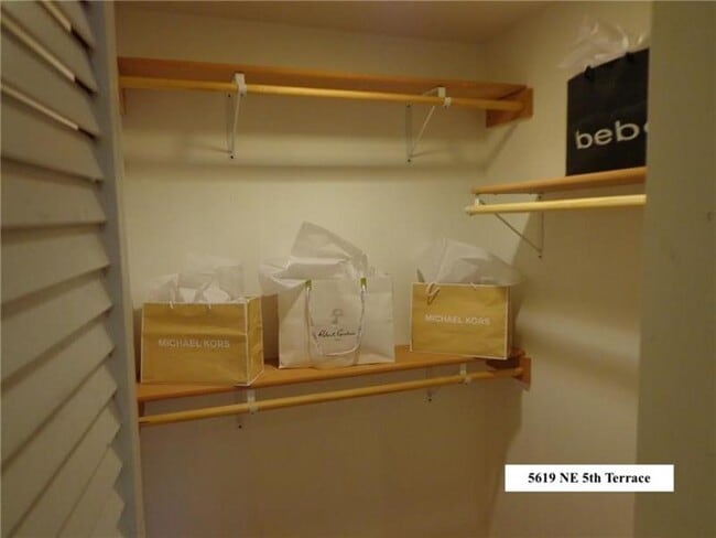 Building Photo - 5619 NE 5th Terrace