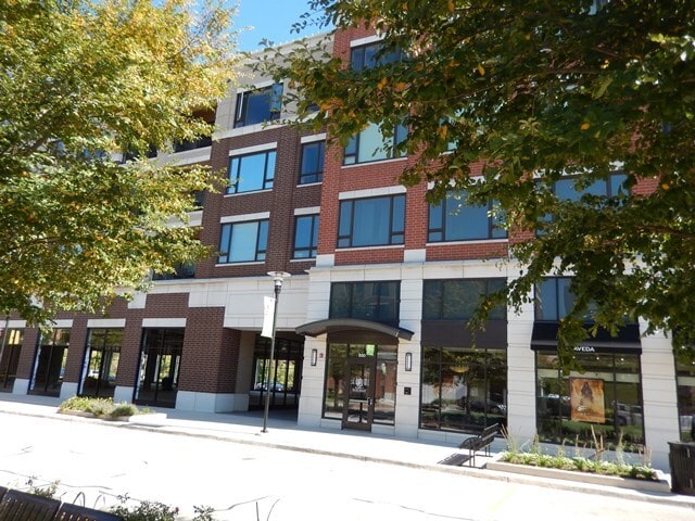 Building Photo - 850 Village Center Dr