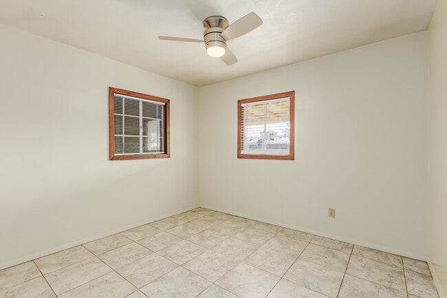 Building Photo - 2823 W Keim Dr