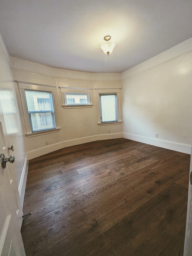 Building Photo - 678 Aileen St