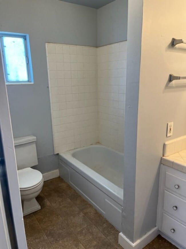 Building Photo - 1 BEDROOM 1 BATH DUPLEX FOR RENT