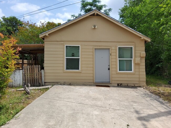 Building Photo - SEPTEMBER  HALF OFF First Month Rent .Stud...