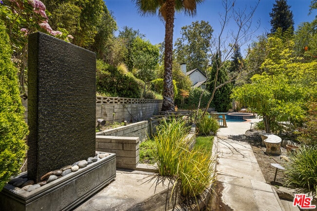 Building Photo - 5749 Valley Oak Dr