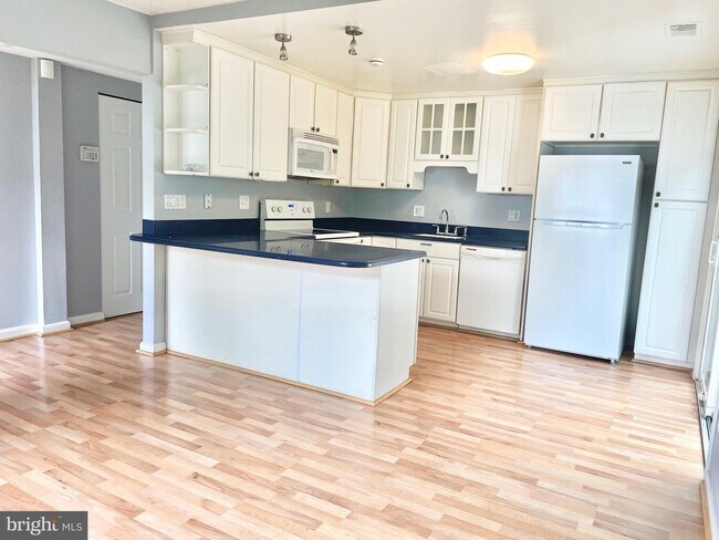 Building Photo - 1009 Kings Ct