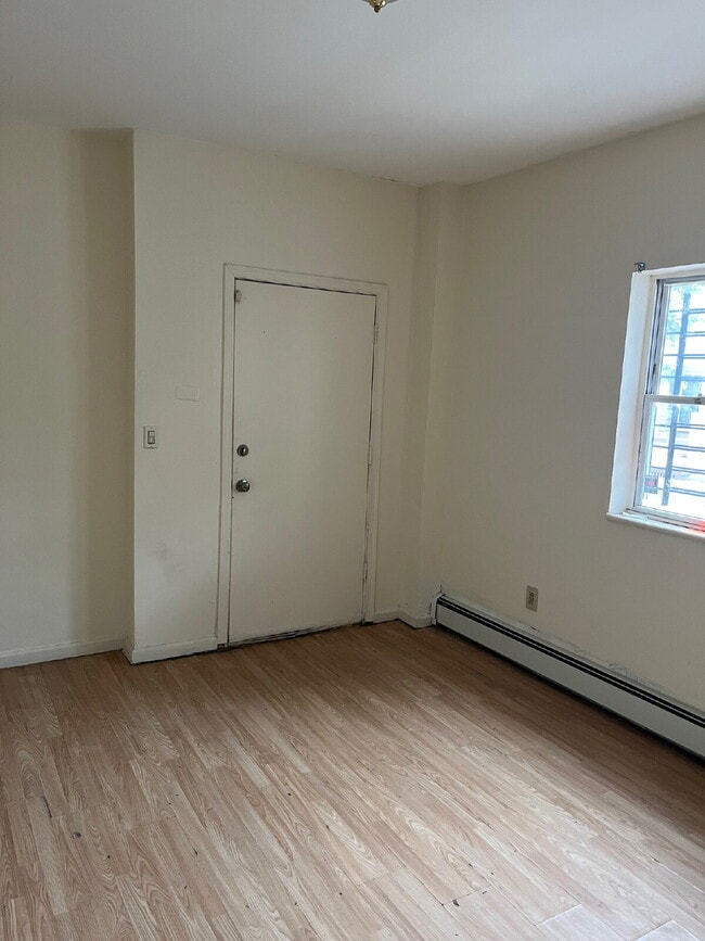Building Photo - "Charming 1-Bedroom Retreat on North Clint...