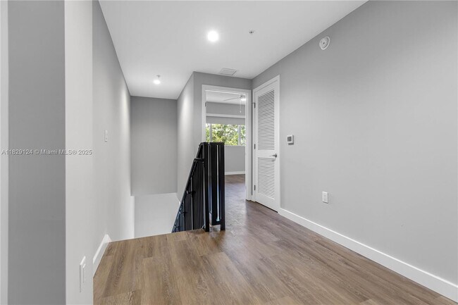 Building Photo - 3335 Thomas Ave