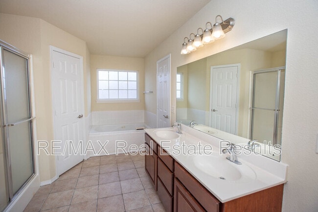 Building Photo - 1902 SW Fremont Rd