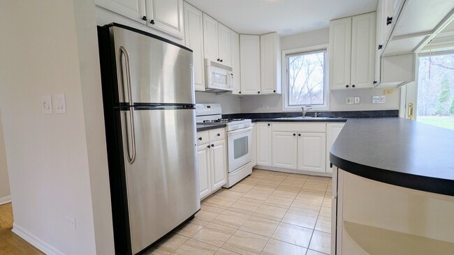 Building Photo - 709 W Kenilworth Ave