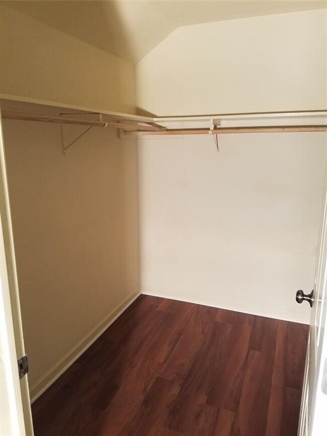 Building Photo - 4 bedroom 3 bath in the heart of North Campus