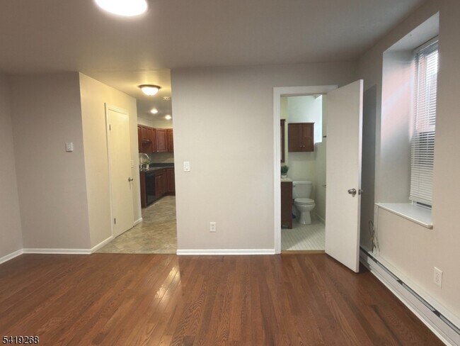 Building Photo - 39 Glenridge Ave