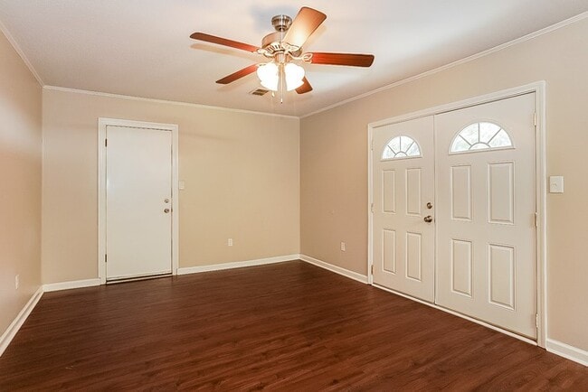 Building Photo - 3 Bedroom Brick Home