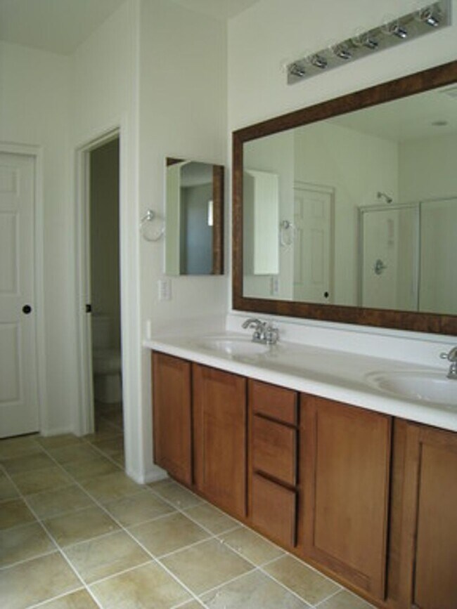 Building Photo - Gorgeous 5 bedroom home in Tartesso