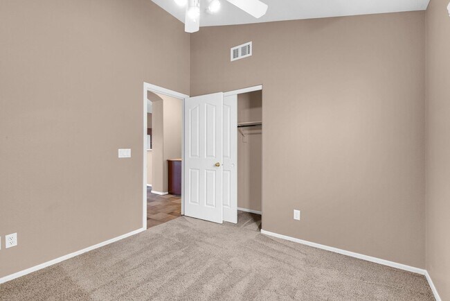 Building Photo - Lovely 3 bed / 2.5 bath Home in the Power ...