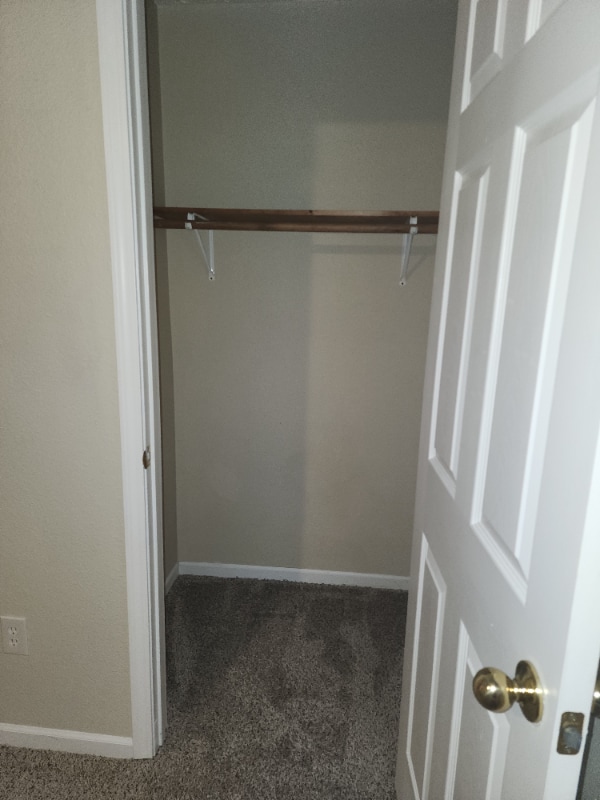 Building Photo - 2BED/1.5-2B15 BATH