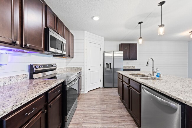 Building Photo - Redstone Commons 4bed/2bath Available Now!