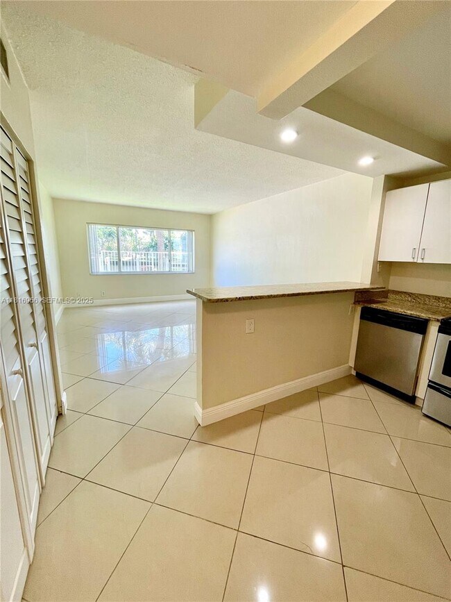 Building Photo - 251 SE 6th Ave