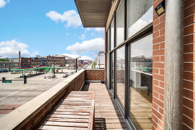 Building Photo - 1552 W Fullerton Ave
