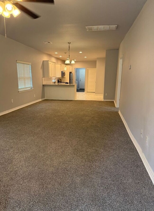 Building Photo - Clean, Crisp, Open Concept 3/2 Near TU