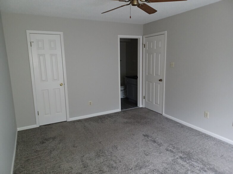 Main bedroom - View 3 - 2208 Clark Ct