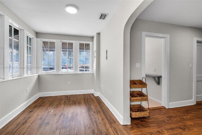 Building Photo - 314 NE 26th Terrace