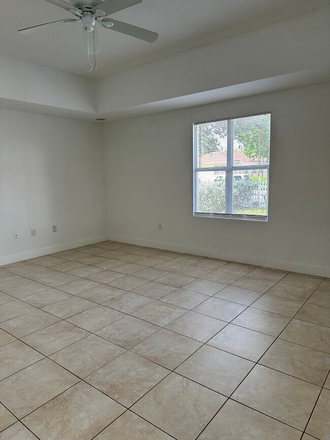 Building Photo - Large TH with 2 car garage