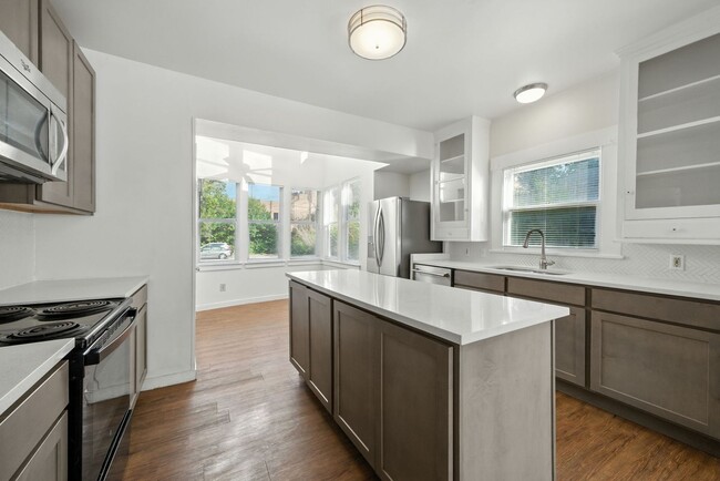 Building Photo - UT PRE-LEASE: 5 bed / 3 bath Remodeled Wes...