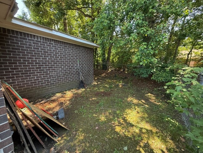 Building Photo - Freshly Painted 2Br 2Ba Duplex