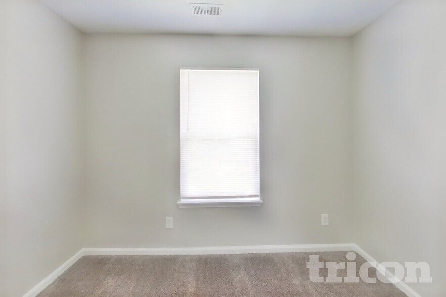 Building Photo - 501 Foliage Ln
