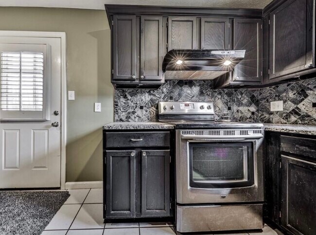 Building Photo - 4925 Farmstead Ct NE