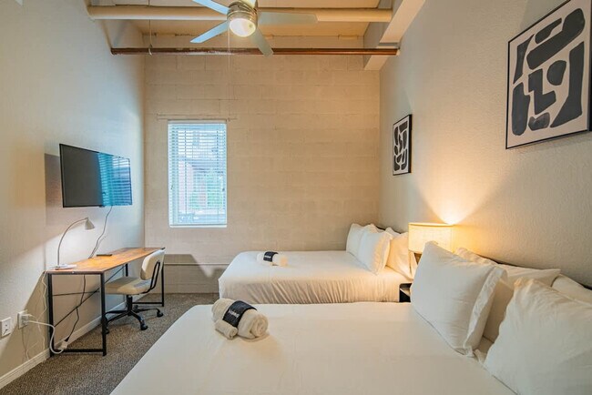 Building Photo - 1275 E University Dr