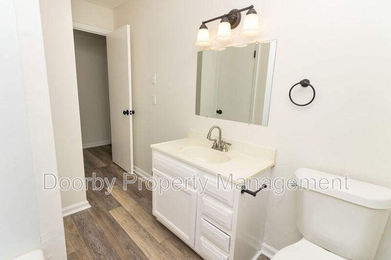 Building Photo - 303 Hillcrest Ave