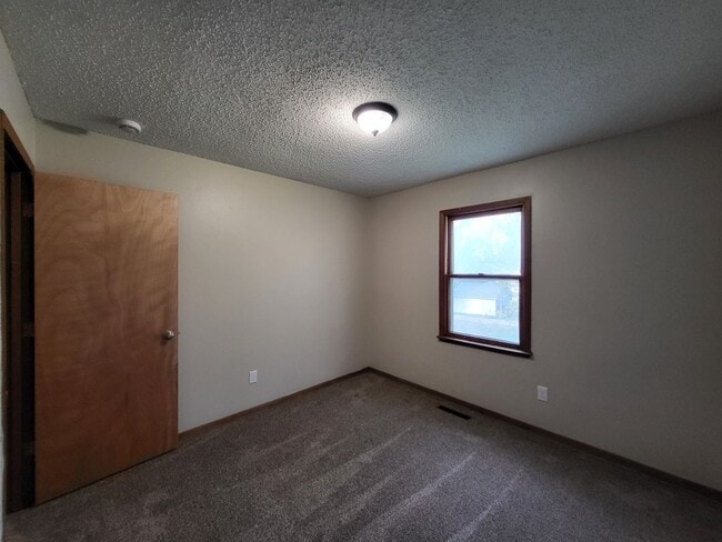 Building Photo - Spacious 4 bedroom home!