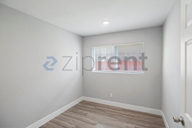 Building Photo - 26910 Manon Ave