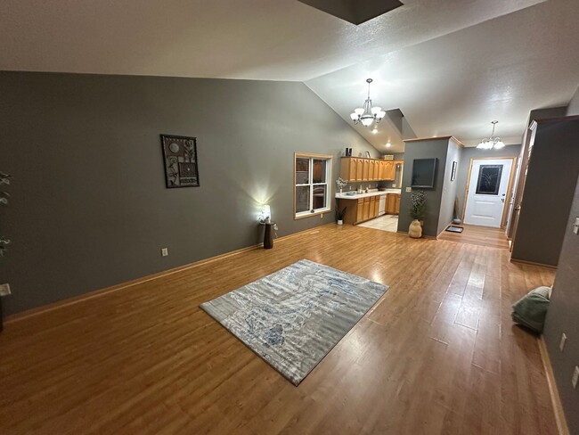 Building Photo - 3 Bed, 2 Bath Condo for Rent in Evansdale, Ia